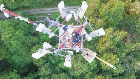 Engineer technician maintenance checking on top roof of Telecommunication tower Foto stock