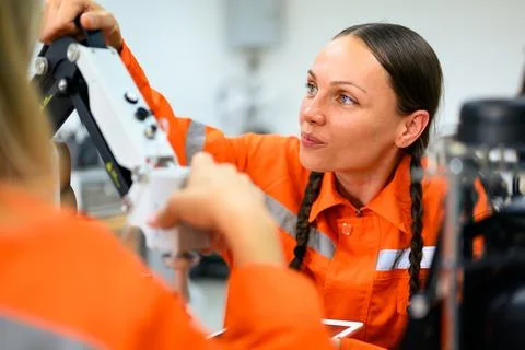 Engineer technician operating in training program 库存照片