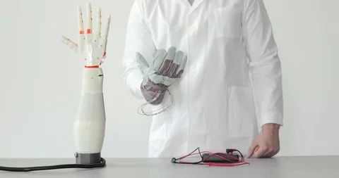 Engineer is testing robotic prosthesis hand which repeats the movement of his Vídeo Stock 106220920