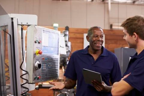 Engineer Training Male Apprentice On CNC Machine Foto stock