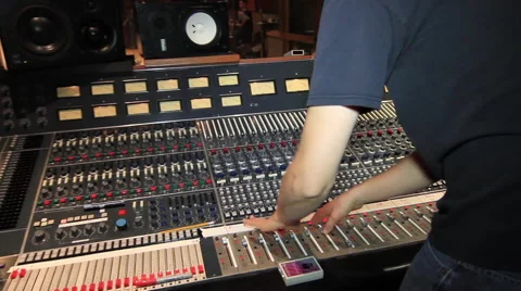 Engineer un muting channels on console 库存影片 52683860