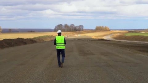 Engineer is under construction on the road. Vídeo Stock 100010502