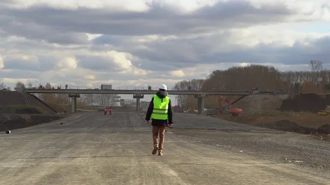 Engineer is under construction on the road. Vídeo Stock 100026552