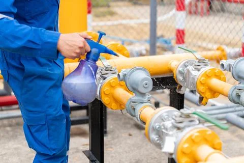Engineer use soap and water in the Foggy spray bottle injection to joints . Foto stock