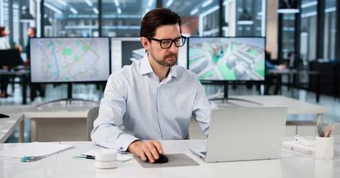Engineer Uses BIM And GIS Software On Laptop To Design Real Property Maps. 写真素材
