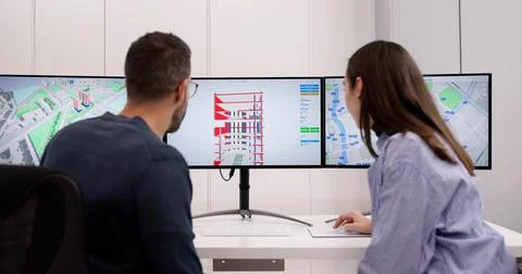 Engineer Uses GIS Software To Inspect Construction Project Valuation On PC. Fotos de archivo