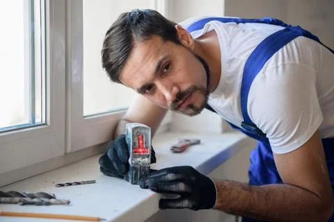 Engineer uses a laser level to measure the distance Stock-Fotos