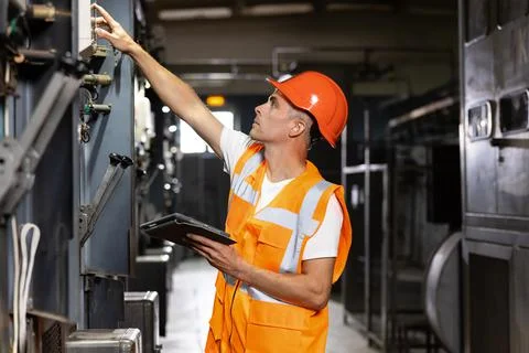 Engineer using digital tablet checking and inspecting at MDB panel working with Foto stock