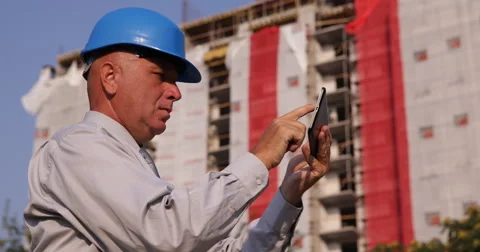 Engineer Using Modern Technology Check Electronic Building Project Using Tablet Vidéo 66904086