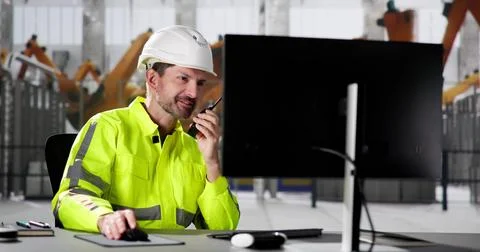 Engineer Using PC In Car Factory 스톡 사진