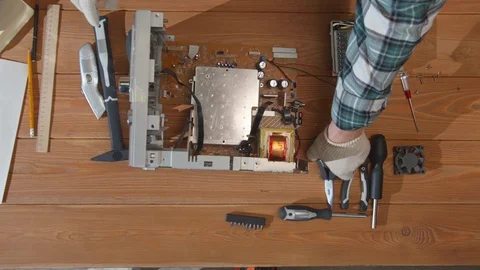 Engineer using pliers breaks off computer parts 動画素材 129978598