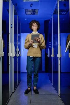 Engineer using tablet for setting up system at data center Foto stock