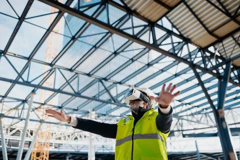 Engineer using virtual reality to inspect building progress. Fotos de archivo