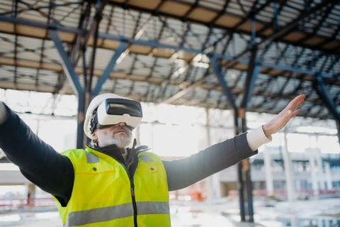 Engineer using virtual reality to inspect building progress. Fotos de archivo