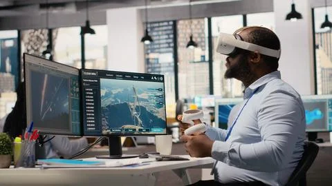 Engineer using virtual reality simulation to do clean energy technology testing Foto stock