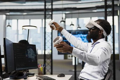 Engineer using virtual reality tech, automating repetitive tasks with AI Foto stock