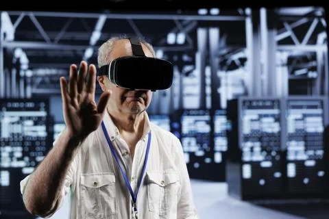 Engineer using VR in data center Foto stock