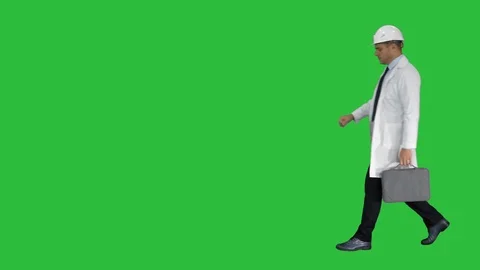 Engineer walking in a rush and looking at his watch on a Green Screen, Chroma Vídeos de archivo 113144324