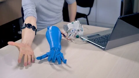 An engineer walks a robotic hand through different motions. Video stock 76780770