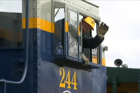 Engineer Waving out of Engine Window 動画素材 10712590