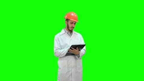 Engineer in white coat preparing report on a Green Screen, Chroma Key Vídeos de archivo 71203714