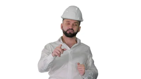 Engineer in a white helmet explaining something to camera on white background. Vidéo 140512072
