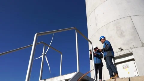 Engineer with wind turbine	 Видео 165941239