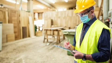 Engineer at work protects the face with the surgical mask. Construction indus Foto stock