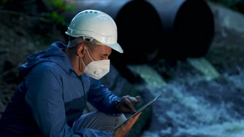 Engineer worker checking water quality of river. Wastewater treatment test Vidéo 161952320