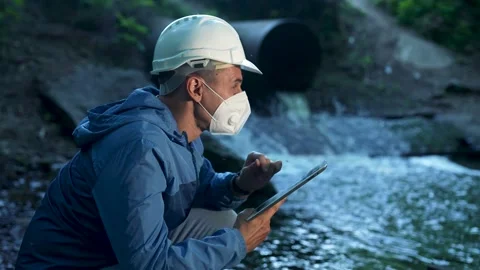 Engineer worker checking water quality of river. Wastewater treatment test Vidéo 233963508