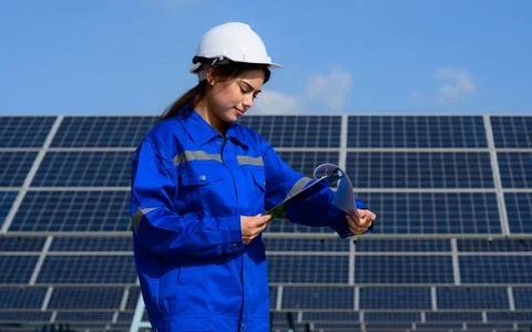 Engineer worker portrait with solar panels at solar farm Foto stock