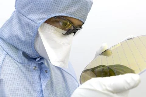 An engineer working in a clear room wearing a special uniform and protective Foto stock