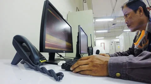 Engineer working computer Stockbeeldmateriaal 36158086