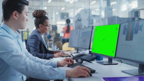 Engineer Working on Computer with Green Screen in Office 스톡 동영상 201508242