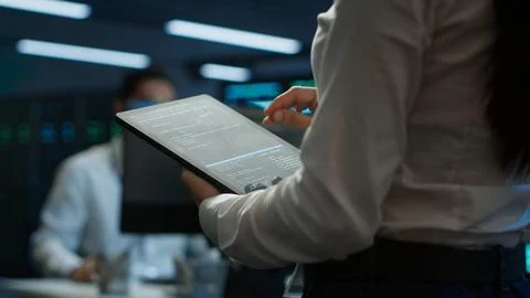 Engineer working in data center used for managing infrastructure rigs Foto stock