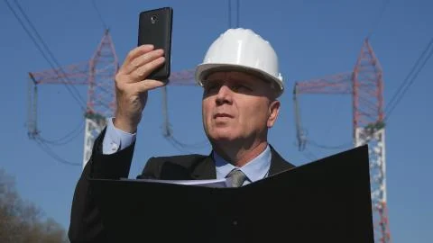 Engineer Working in Energetic Industry Use Cell Phone in Maintenance Activity  스톡 사진