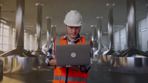 Engineer Working On A Laptop at Beer Plant Vídeos de archivo 332544544