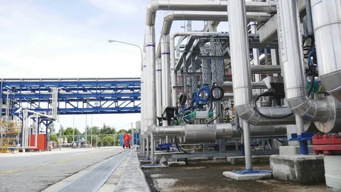 Engineer to working in refinery industrial plant 스톡 동영상 72424104
