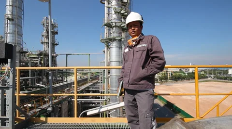Engineer working in refinery plant Stock Footage 33229641
