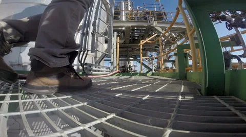 Engineer working in refining plant 库存影片 38975485