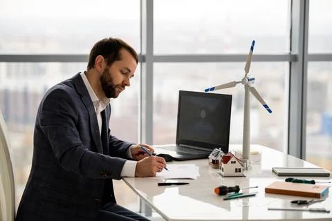 Engineer working on renewable energy project Foto stock