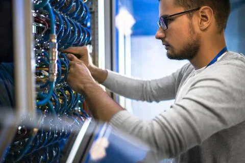 Engineer Working with Servers Foto stock