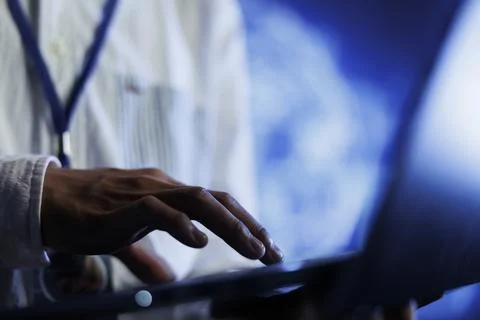 Engineer writes AI code on laptop Stockfoto's