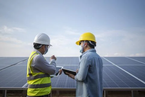 Engineering and technician solar panel renewable energy power station in Thai Foto stock