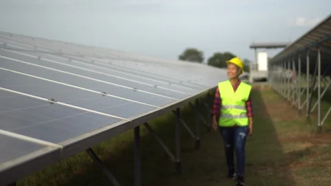 Engineering checking Solar cell Farm, Electricity production from the sun, Stockbeeldmateriaal 91801133