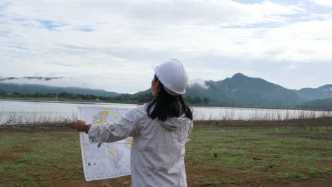 Engineering holding a riverbank map to develop a hydroelectric dam. Vídeo Stock 204415343