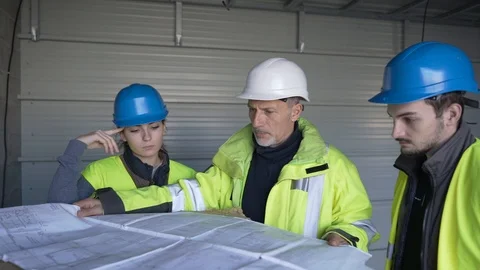 Engineering instructor working on building site with apprentice Vídeos de archivo 123214711