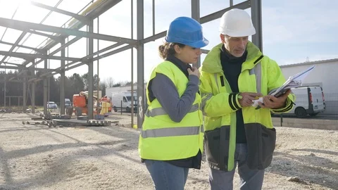 Engineering instructor working on building site with apprentice Vídeos de archivo 123214726