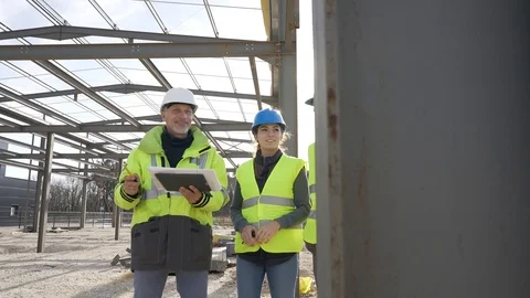 Engineering instructor working on building site with apprentice Vídeos de archivo 123214747