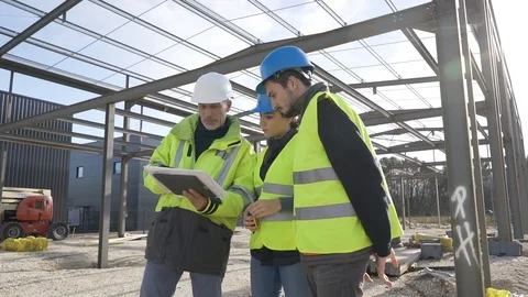 Engineering instructor working on building site with apprentice Vídeos de archivo 123214855